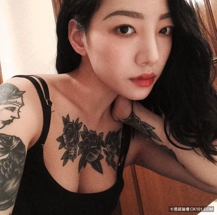 Nini được nhiều người chú ý tới sau khi đăng tải những bức ảnh của mình khoe những hình xăm vô cùng cá tính xung quanh cơ thể và đặc biệt là 3 bông hồng đen trước ngực.