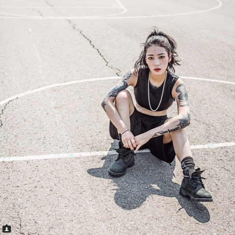 Những hình ảnh cá tính của nữ thợ xăm có biệt danh Nini được cô thường xuyên đăng tải trên trang cá nhân và nó thu hút được sự chú ý đặc biệt từ các cư dân mạng.