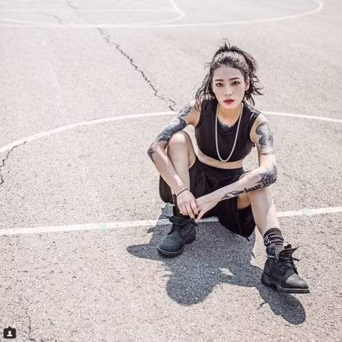 Những hình ảnh cá tính của nữ thợ xăm có biệt danh Nini được cô thường xuyên đăng tải trên trang cá nhân và nó thu hút được sự chú ý đặc biệt từ các cư dân mạng.