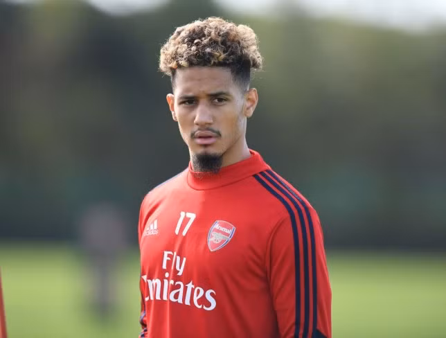 Theo Defensa Central, Real Madrid đang theo đuổi trung vệ trẻ William Saliba của Arsenal. Đây là gương mặt mà Pháo thủ thành London sở hữu mùa hè vừa qua, nhưng hiện cho CLB chủ quản cũ của Saliba, St. Etienne mượn lại thêm một mùa giải.