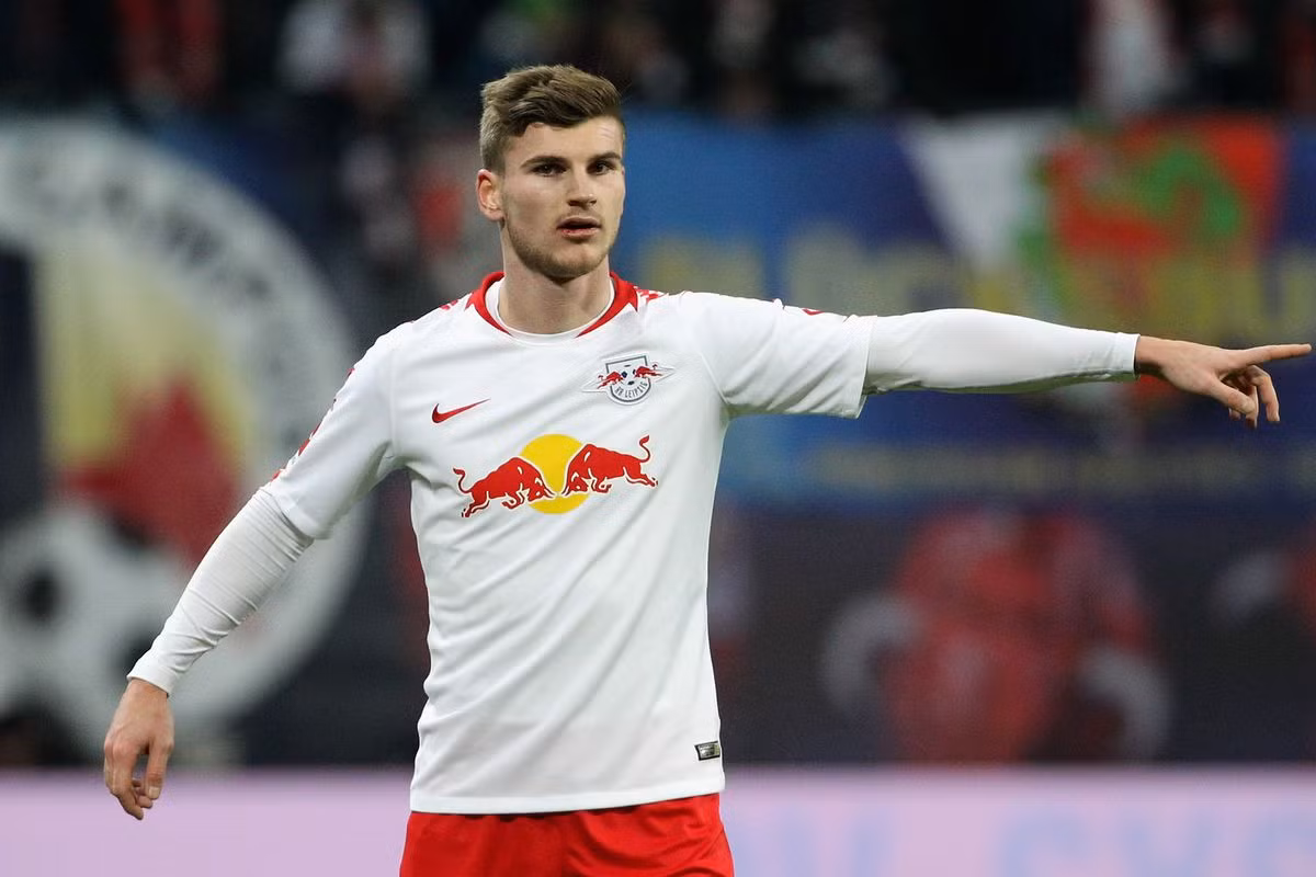 Giới truyền thông Anh cho biết, MU sẵn sàng thực hiện một động thái để chiêu mộ cầu thủ Werner. Đây là chân chuyền đã khiến phía đội chủ sân Old Trafford phải phái các tuyển trạch viên của mình theo dõi ở mọi trận đấu cùng CLB Bundesliga từ đầu mùa đến nay.