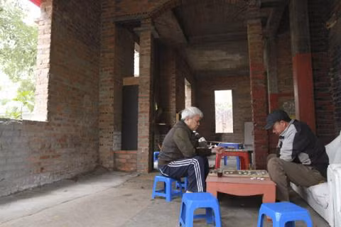 Những biệt thự triệu đô bỏ hoang trở thành nơi cho người lao động nghèo tận dụng buôn bán, kinh doanh tạm bợ các mặt hàng bình dân như trà đá, cắt tóc, thậm chí cả trồng rau, tập kết phế liệu...