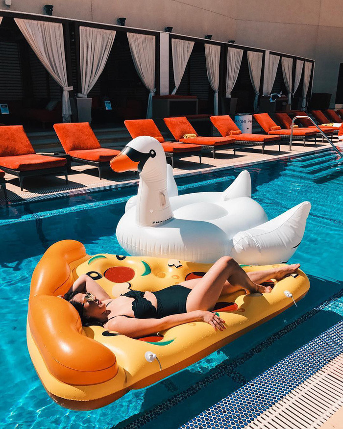 Màu sắc rực rỡ của bánh donut, pizza, kem que hay các loại trái cây rất hợp với không khí mùa hè. Đặc điểm ăn hình này rất được lòng cộng đồng mạng và nhanh chóng trở thành xu hướng sống ảo ở các bể bơi.