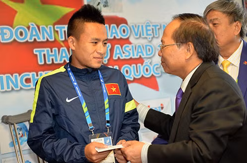 Tháng 5/2013, HLV Triệu Quang Hà lên dẫn dắt CLB Hà Nội đã loại Huy Toàn. Anh rơi vào tình cảnh bơ vơ nên đã lặng lẽ xách hành lý về Lâm Đồng.