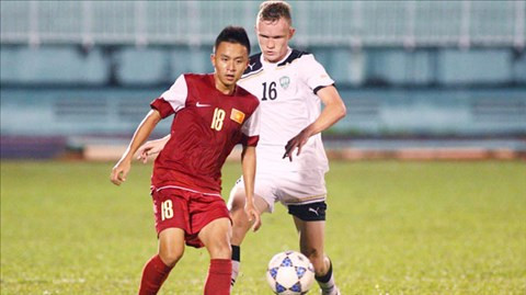 Năm 2011, khi đi chọn quân cho đội U19 Việt Nam, HLV Hoàng Văn Phúc đã “chết mê” cái chân trái dẻo như kẹo kéo của Huy Toàn và quyết định triệu tập anh trong đợt tập trung năm đó.