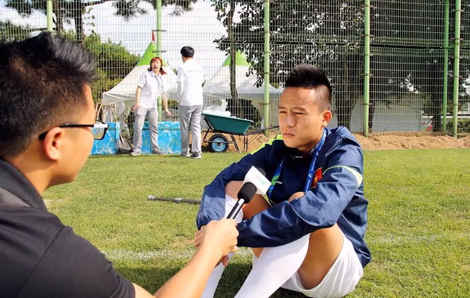 Gõ cửa khắp nơi tìm bến đỗ, cuối cùng Huy Toàn được HLV Huỳnh Đức đưa trở lại CLB Đà Nẵng. Với quyết tâm “phục hận”, anh miệt mài tập luyện. Đúng một năm sau ngày rời CLB Hà Nội, anh được HLV Miura chọn vào đội tuyển Olympic Việt Nam dự ASIAD 17 với tư cách là thành viên trẻ nhất.