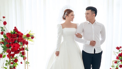 Ngô Hoàng Thịnh là tuyển thủ Việt Nam đã từng chinh chiến trên rất nhiều mặt trận. Mới đây, anh chàng này bất ngờ đăng tải những hình ảnh cưới của mình với "bông hoa núi rừng" Dương Thị Ánh Nguyệt.