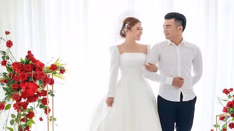 Ngô Hoàng Thịnh là tuyển thủ Việt Nam đã từng chinh chiến trên rất nhiều mặt trận. Mới đây, anh chàng này bất ngờ đăng tải những hình ảnh cưới của mình với "bông hoa núi rừng" Dương Thị Ánh Nguyệt.