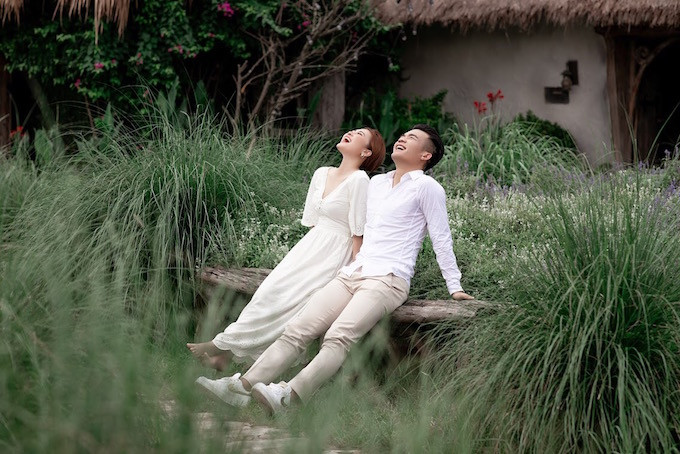 Được biết, Ánh Nguyệt là con gái duy nhất, nên lúc biết Hoàng Thịnh ở tận ngoài Nghệ An lại càng không muốn con lấy chồng xứ xa. Nhưng vì tình yêu với chàng trai của ĐTQG Việt Nam, "bông hoa núi rừng" vẫn một lòng một dạ để xin phép mẹ cha được về cùng một nhà.