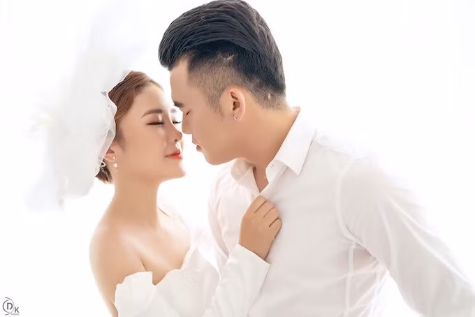 Được biết, sáng 8/10 gia đình Hoàng Thịnh từ thành phố Vinh đã mang sính lễ đến huyện Buôn Hồ (tỉnh Đắk Lắk) để hỏi cưới Ánh Nguyệt về làm dâu xứ Nghệ, sau đó tổ chức một buổi tiệc ghi nhớ lễ đính ước của đôi trai tài gái sắc ngay tại đất Tây Nguyên.