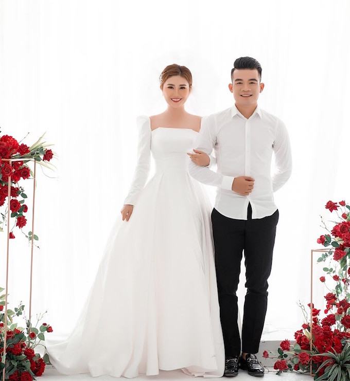 Tuy nhiên, lễ rước dâu và tiệc cưới chính thức tại thành phố Vinh dự kiến diễn ra ngày 19/10 đã được hai bên gia đình quyết định tạm hoãn lại đến sau AFF Suzuki Cup 2018 để Hoàng Thịnh có thể yên tâm tập trung cùng ĐTQG.