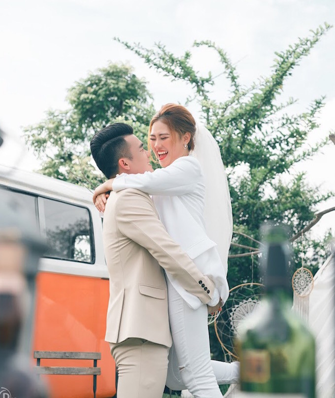 Chia sẻ về cuộc gặp gỡ định mệnh của mình, Ánh Nguyệt chia sẻ với độc giả rằng, cô là bạn học cùng với cầu thủ Võ Huy Toàn (SHB Đà Nẵng). Năm 2014, Huy Toàn được gọi vào đội Olympic Việt Nam, nên cô bạn này thường đến cổ vũ cho bạn. Tình cờ người đẹp Tây Nguyên này thấy tuyển thủ khoác áo số 7 có gương mặt lạnh lùng và nhìn cũng hay hay, nên bảo Huy Toàn cho facebook để chủ động làm quen.