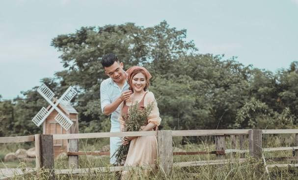 Cùng ngắm nhìn những hình ảnh trong album cưới của tiền vệ ĐTQG Việt Nam - Ngô Hoàng Thịnh và "bông hoa của núi rừng" - Dương Thị Ánh Nguyệt.