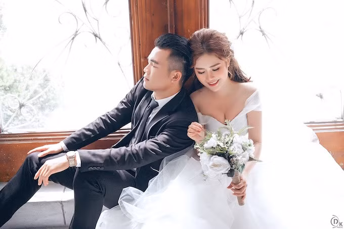 Sau một thời gian trò chuyện lẫn tìm hiểu qua facebook, cả hai đã chính thức hẹn nhau gặp mặt. Hoàng Thịnh chia sẻ với nhà báo Đỗ Tuấn của báo Bongdaplus: "Lần đầu gặp mặt, ấn tượng của tôi về Ánh Nguyệt là một cô nàng nhỏ nhắn, xinh xinh và trời ơi cô ấy trắng… dã man. Lúc đó, tôi chợt nhớ đến câu hát ‘anh thấy em nhỏ xíu, anh thương’ trong bài Ngẫu hứng lý qua cầu của nhạc sĩ Trần Tiến và chỉ muốn thốt lên với Nguyệt rằng… 'bằng lòng đi em về với quê anh'".