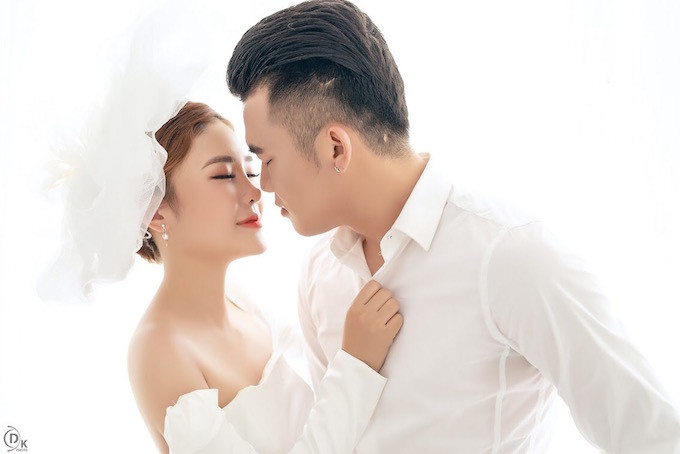 Được biết, sáng 8/10 gia đình Hoàng Thịnh từ thành phố Vinh đã mang sính lễ đến huyện Buôn Hồ (tỉnh Đắk Lắk) để hỏi cưới Ánh Nguyệt về làm dâu xứ Nghệ, sau đó tổ chức một buổi tiệc ghi nhớ lễ đính ước của đôi trai tài gái sắc ngay tại đất Tây Nguyên.