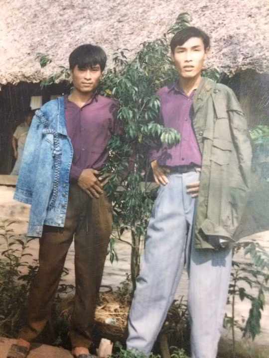 Mới đây trên mạng xã hội, nickname có tên Chứn Idol đã đã đăng tải bức hình ghép ảnh mình và bố thời trẻ kèm theo dòng trạng thái: "Anh em làm cái topic khoe ảnh hồi trẻ của bố mẹ cái nhỉ. Chắc hẳn các bố, các mẹ cũng có một thời chất và chúng ta xấu hay đẹp đều có lí do. Nhưng Bố tui đẹp trai như này sao mà tui xấu như ma vậy"