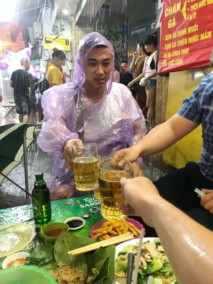 Mặc áo mưa nhậu thì có sao?