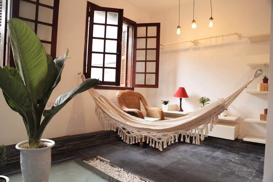 Còn gì tuyệt vời hơn khi trốn khỏi phố thị tấp nập để chiều đến ngồi làm việc, nói chuyện, nhâm nhi cốc bia và ngắm hoàng hôn đang dần buông trên hồ Tây trong không gian cực lãng mạn của căn homestay sang trọng như Au Frais.