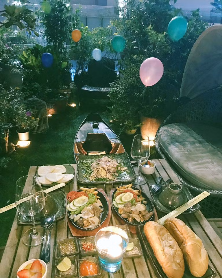 Một bữa tối lãng mạn ngoài trời, dưới ánh nến lung linh tại homestay ven hồ Tây mang tên Au Frais là điều mà cặp đôi nào cũng muốn một lần tận hưởng. Ảnh sử dụng trong bài: Facebook nhân vật.