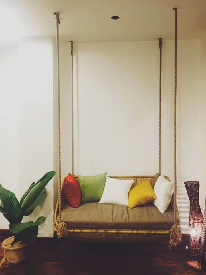 Hà Nội những ngày cận Tết, ai cũng lao ra đường mong sắm sửa cho một cái Tết Nguyên Đán no đủ và mô hình chung đã biến phố phường trở nên tấp nập và ách tắc. Còn với những bạn trẻ, họ chưa vướng bận cơm áo, gạo tiền thì chỉ mong có một chốn yên tĩnh để tận hưởng và homestay ven hồ Tây có tên Au Frais sẽ giải quyết điều đó điều đó.