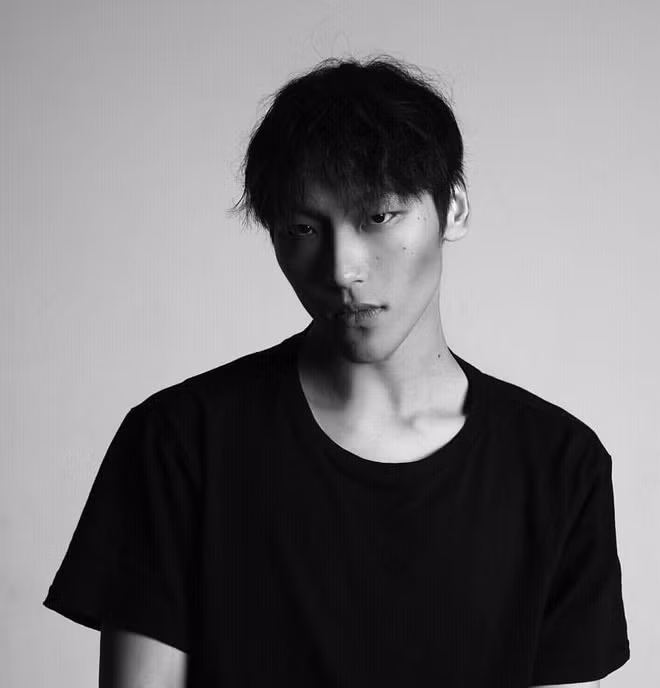 Tới năm 3 đại học, khi Trần Thánh bắt đầu biết rung rinh vì một nữ sinh cũng là lúc anh chàng quyết tâm thay đổi. Từ bỏ thói quen ăn uống vô tội vạ, thức khuya liên miên ngày trước, Trần Thánh kiên quyết ép mình vào khuôn khổ bằng việc ăn kiêng kèm theo chế độ tập luyện thể thao hợp lý.