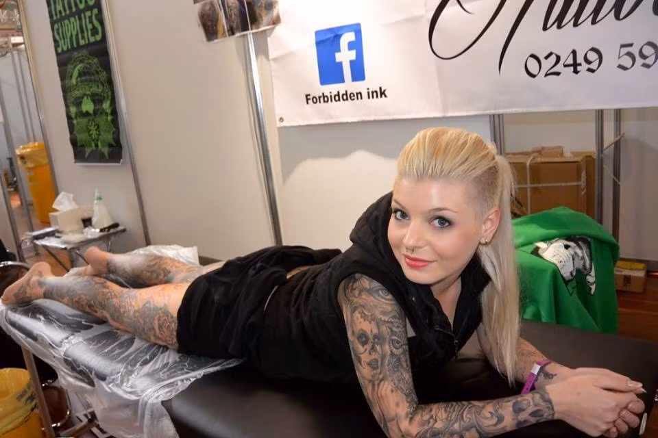 Hình xăm đầu tiên mà Brittany Allsop có là hình xăm thánh giá nhỏ, nó khiến cô phải hồi hộp và nghĩ rằng đó sẽ là hình xăm duy nhất của mình.