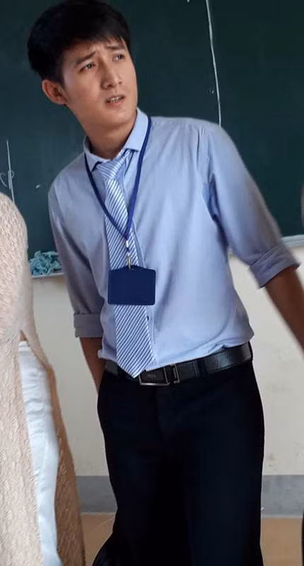 Sau khi những bức ảnh của thầy Tấn Đạt được đang tải, dân mạng đã gửi rất nhiều những dòng bình luận ngợi khen vẻ đẹp của thầy giáo này. Nhiều cư dân mạng còn cho rằng, ngoại hình của thầy chẳng kém cạnh gì tài tử điện ảnh Hong Kong.