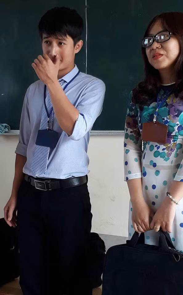 Xuất hiện trong trang phục áo sơ mi xanh, quần âu đen cùng chiếc caravat xanh hợp tông, thầy giáo trẻ thể hiện sự chỉnh chu của mình khi ra mắt các học sinh.