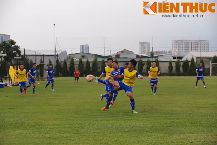 Tình huống bóng quyết liệt giữa Trọng Hoàng và Huy Hùng.