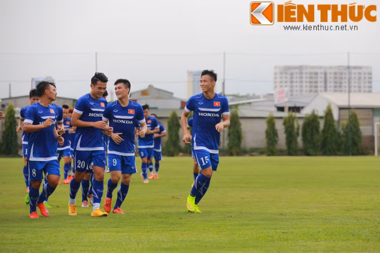 Bốn cầu thủ xứ Nghệ là Trọng Hoàng, Công Vinh, Hoàng Thịnh và Ngọc Hải vui vẻ trò chuyện trong màn chạy thả lỏng.