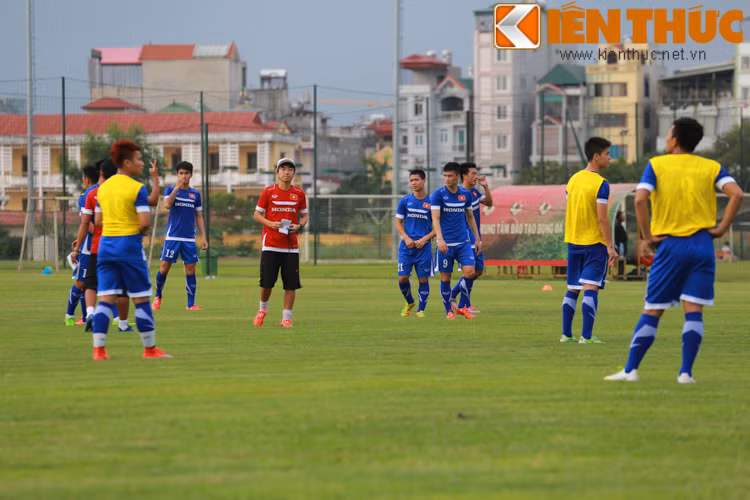 Sau màn khởi động cho các cầu thủ, HLV Miura chia đôi đội để tập bài đối kháng và yêu cầu các cầu thủ không cầm bóng quá hai nhịp. Cặp đôi xứ Nghệ là Công Vinh và Công Phượng được HLV Miura xếp đá cặp với nhau.