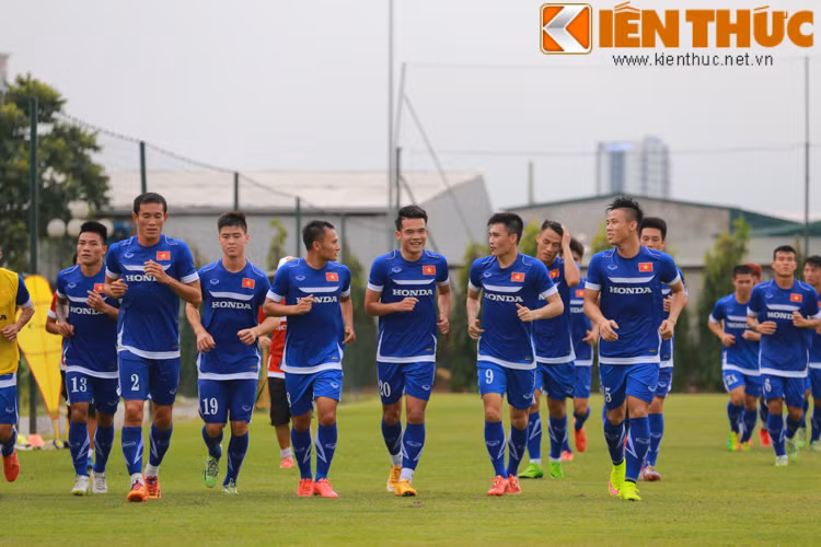 Sau màn đấu đối kháng, HLV Miura cho các cầu thủ chạy thả lỏng.