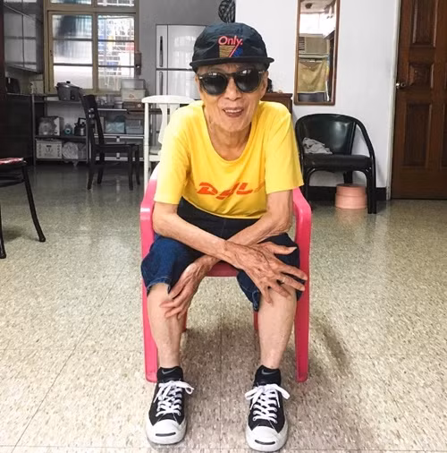 Nhìn cách cụ đội lệch mũ lưỡi trai hay phối tất với dép lê thì trông cụ sẽ như đi dự tuần lễ thời trang.