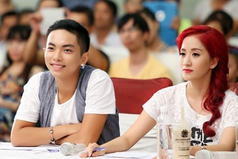 Cặp tình nhân chị em Khánh Thi - Phan Hiển cách nhau đúng tròn 1 con giáp, sau khi xuất hiện tin đồn hẹn hò đến lúc 2 người kết hôn, tên tuổi Phan Hiển được công chúng biết đến rộng rãi hơn.