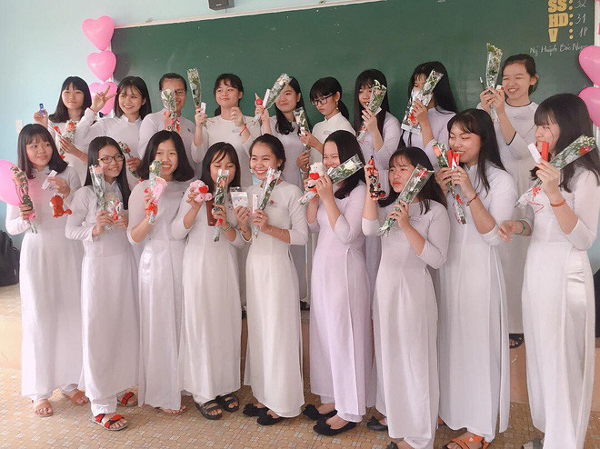 Được biết, các nam sinh tâm lý này đến từ lớp 11 trường THPT Tân Phú - Đồng Nai. Những món quà 8/3, rất tiện dụng như son 3CE, gấu bông, case điện thoại xinh xắn. Ngoài những món quà bốc được, mỗi bạn nữ còn được tặng riêng một đóa hoa hồng.