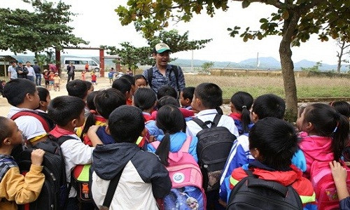 MC Phan Anh du kien xay be boi cho hoc sinh vung lu