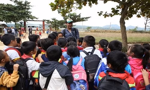 MC Phan Anh du kien xay be boi cho hoc sinh vung lu