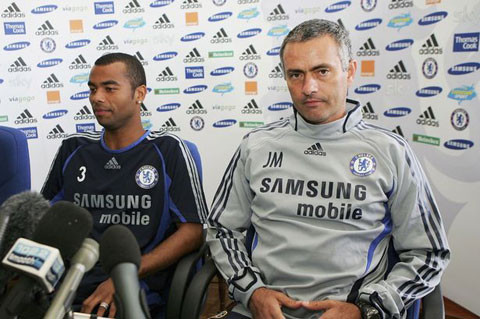 Ngày 2/6/2005, Chelsea nhận án phạt trừ 3 điểm và Mourinho bị phạt 75.000 bảng (đã hạ hình phạt ban đầu 200.000 bảng) vì lén tiếp xúc với Ashley Cole khi ấy còn khoác áo Arsenal. Sau đó The Blues còn phải nộp phạt thêm 300.000 bảng, cá nhân Cole cũng mất 75.000 bảng.