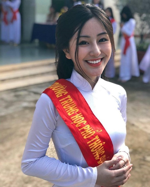 Sự việc bắt đầu lên đỉnh điểm khi trước đó, hot girl cô này gây ấn tượng với thành tích học tập tốt, điển hình là giải Nhì HSG Văn cấp thành phố.