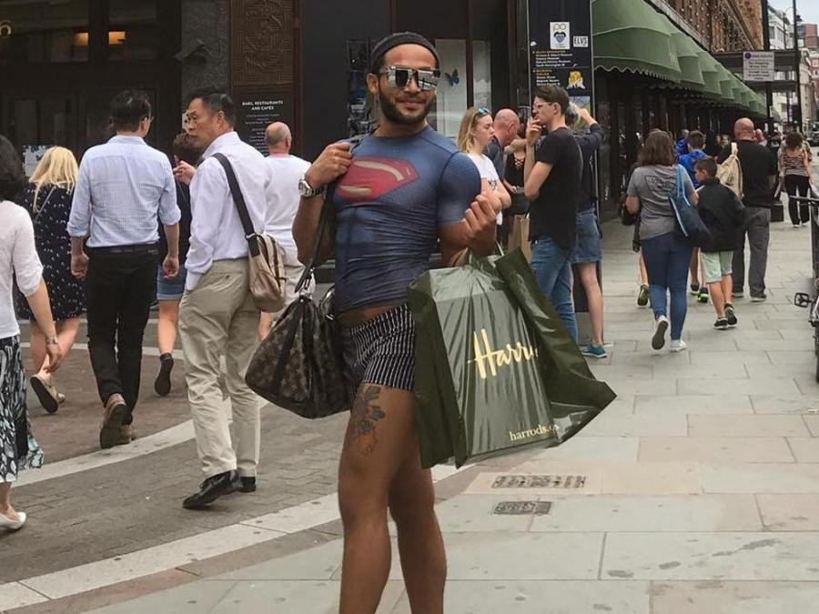 Trong tối qua (2/5), Sinon Loresca đã live stream cảnh anh vui vẻ đội nón lá đi chơi và thể hiện tài năng catwalk tại một khu chợ Việt Nam.