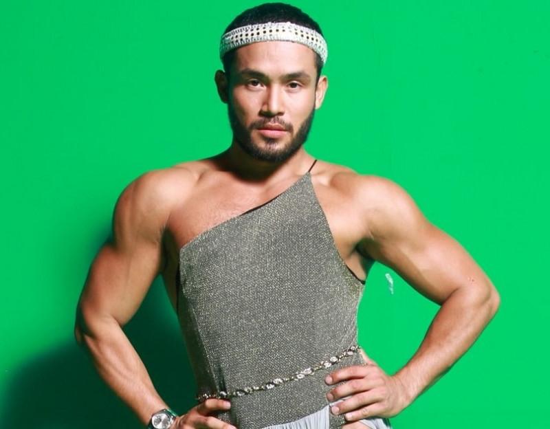 Không những thế, anh chàng còn tự tin viết "Queen VS. Queen" (Nữ hoàng chiến với nữ hoàng). Hiện tại, rất nhiều fans đang nóng lòng, mong ngóng được chứng kiến màn đọ dáng đỉnh cao này.