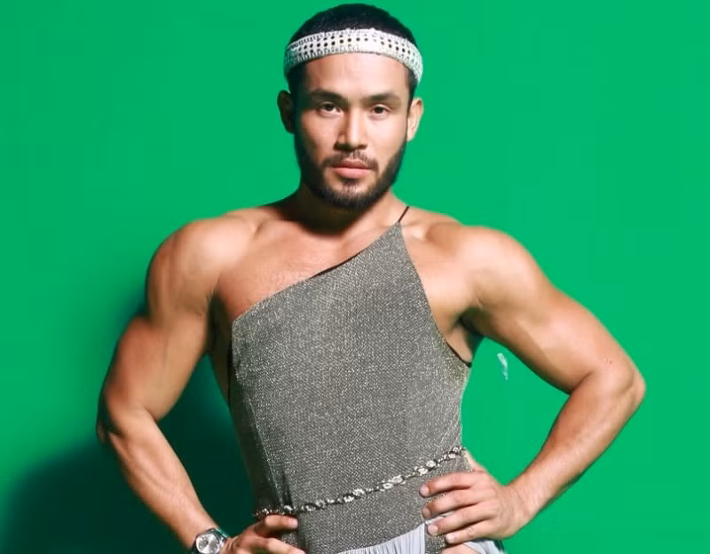 Không những thế, anh chàng còn tự tin viết "Queen VS. Queen" (Nữ hoàng chiến với nữ hoàng). Hiện tại, rất nhiều fans đang nóng lòng, mong ngóng được chứng kiến màn đọ dáng đỉnh cao này.