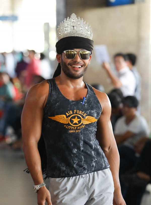 Cùng với đó là nụ cười tươi luôn thường trực trên môi và dáng đứng chào kiểu hoa hậu đầy thần thái, Sinon Loresca đã khiến hầu hết hành khách có mặt tại sân bay Tân Sơn Nhất phải chú ý.