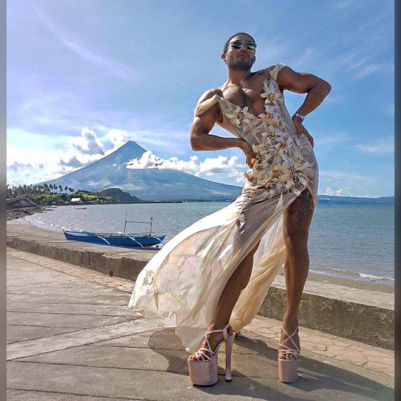 Thừa thắng xông lên, chàng trai này liên tục tung nhiều video catwalk bài bản, đẹp mắt hơn tại nhiều địa điểm với các bộ trang phục khác nhau.