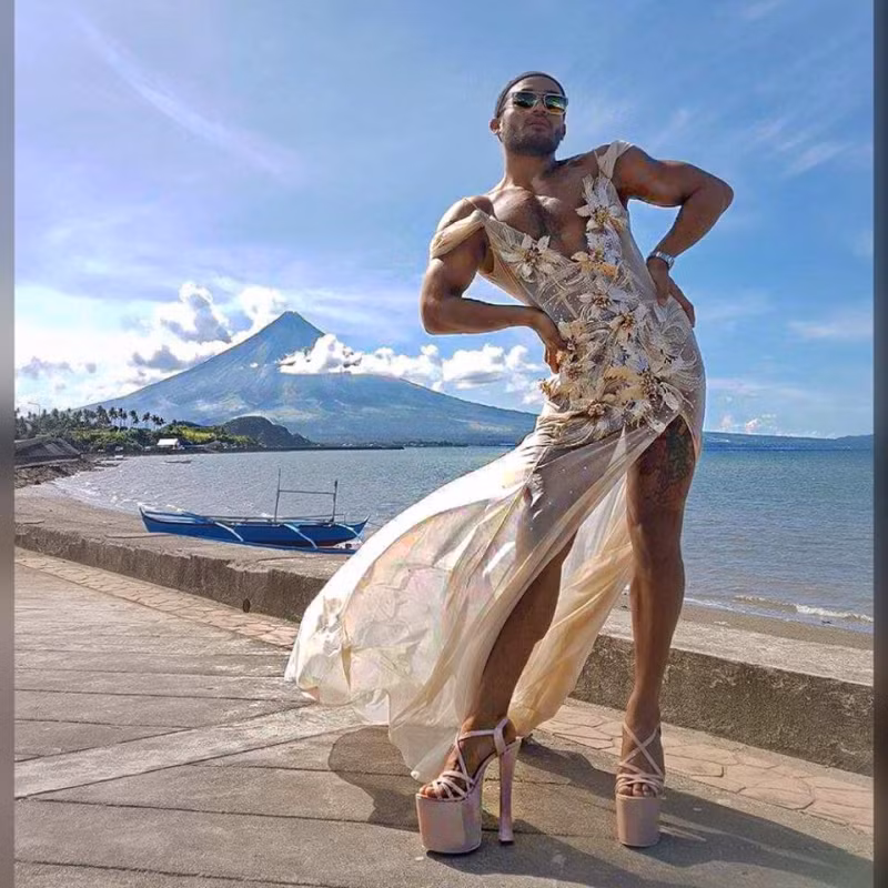 Thừa thắng xông lên, chàng trai này liên tục tung nhiều video catwalk bài bản, đẹp mắt hơn tại nhiều địa điểm với các bộ trang phục khác nhau.