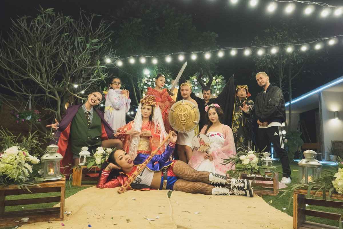 Chính sự hỗn độn "mỗi người một kiểu" đã tạo nên sự khác biệt cho đám cưới của Ngọc Cương và Mỹ Lệ và đã phá đi khuôn phép trang phục tới dự lễ cưới từ xưa đến nay là váy vóc và áo vest.