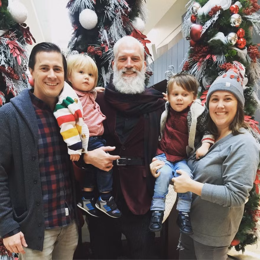 Đại gia đình người Canada chụp ảnh cùng ông già Noel.