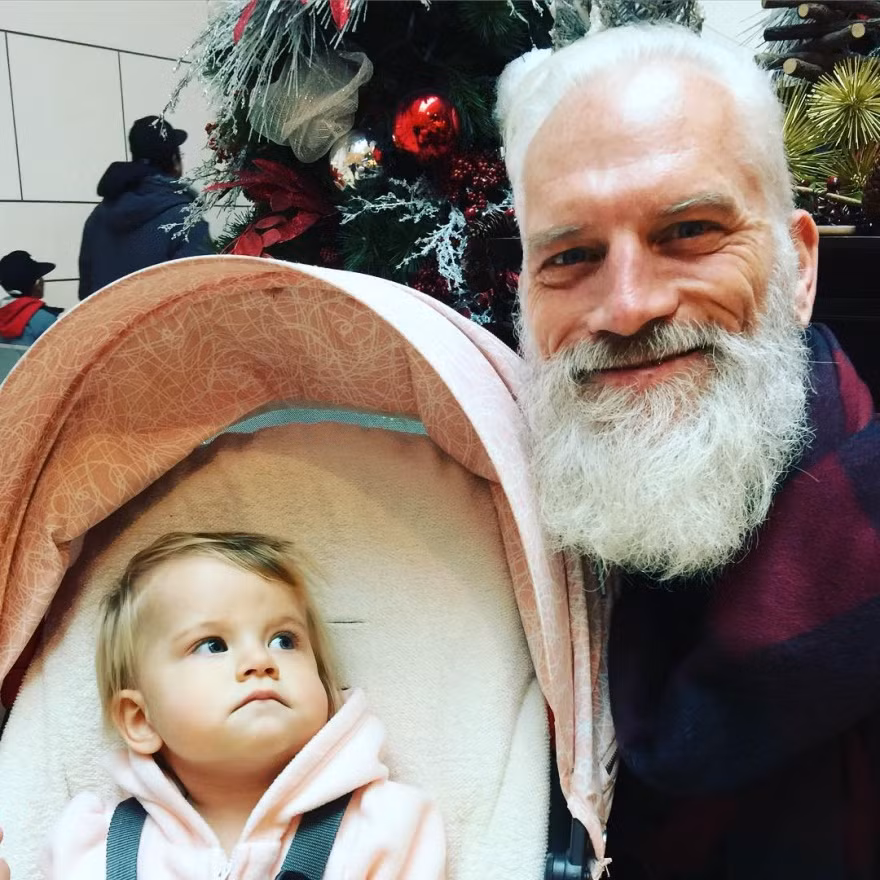 Những đứa trẻ hết sức ngạc nhiên với bộ dạng hết sức giống ông già Noel hay còn gọi là Santa Cruz của Paul Mason.