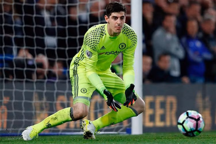 Chelsea sẵn sàng để Courtois đi tự do: Theo tin chuyển nhượng bóng đá từ thành London, thay vì bán Thibaut Courtois sớm để thu tiền về, Chelsea sẵn sàng để thủ thành người Bỉ thi đấu đến hết hợp đồng thay vì bán cho Real Madrid hay một đội bóng nào đó.