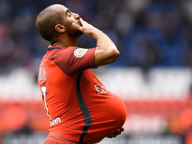 Lucas Moura giá cực rẻ: Theo tin chuyển nhượng bóng đá từ Pháp, PSG chấp nhận bán Moura để thu về số tiền 20 triệu euro. Con số này quá rẻ so với tài năng của ngôi sao người Brazil, cùng mặt bằng chung của thị trường chuyển nhượng lúc này.